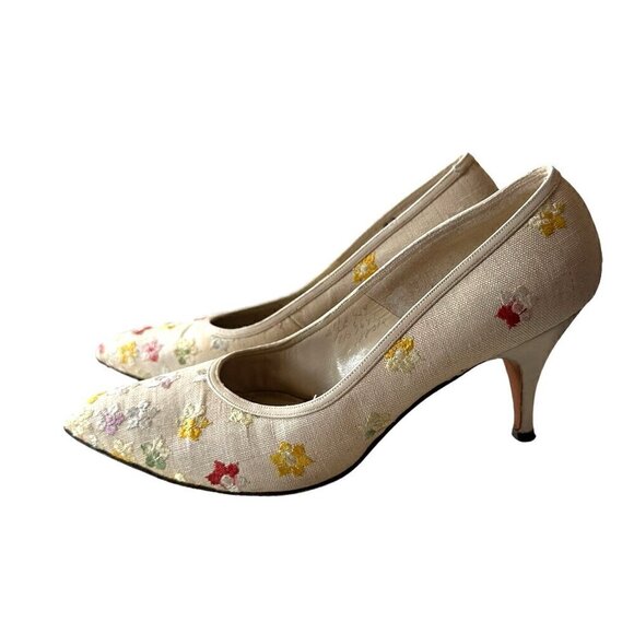 Vintage I. Miller 1950s Pointed toe pumps with Floral Embroidery. - Picture 5 of 15